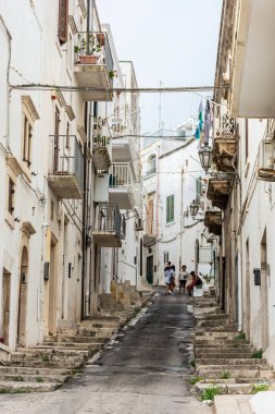 OSTUNI, APULIA, 11 AĞUSTOS 2021: Tarihi merkezde beyaz cadde