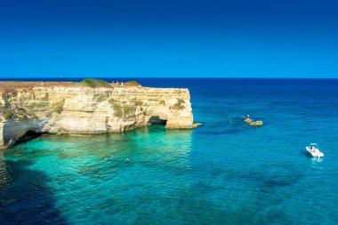 SALENTO, İtalya, 11 AĞUSTOS 2021: Apulia 'nın güzel kristal berraklığı kayalıklardan ve Sant' Andrea 'nın deniz yığınlarından