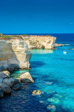 SALENTO, İtalya, 11 AĞUSTOS 2021: Apulia 'nın güzel kristal berraklığı kayalıklardan ve Sant' Andrea 'nın deniz yığınlarından