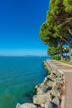 PASSIGNANO, İtalya, 6 AĞUSTOS 2021: Trasimeno Gölü manzarası