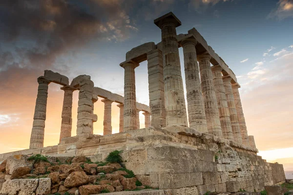 Gün batımında Cape Sounion 'daki Poseidon Tapınağı, Yunanistan' daki Ege Denizi üzerinde.