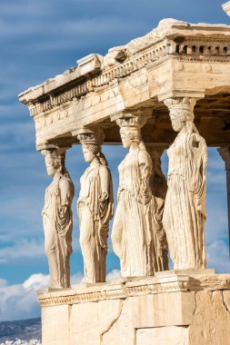 Yunanistan 'ın başkenti Atina' daki Caryatides ve kadın heykelleri