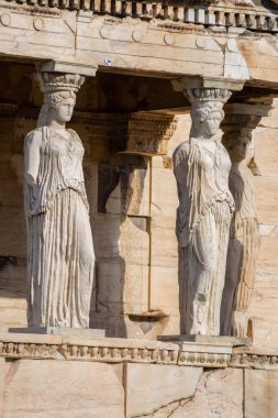 Yunanistan 'ın başkenti Atina' daki Caryatides ve kadın heykelleri