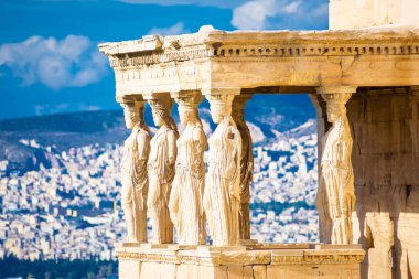 Yunanistan 'ın başkenti Atina' daki Caryatides ve kadın heykelleri