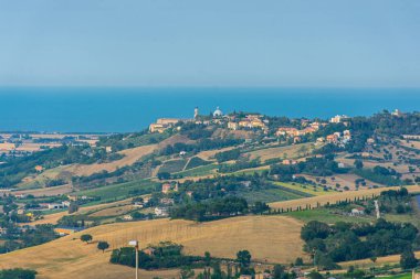 Arka planda Adriyatik Denizi olan bir tepenin üstünde Loreto 'nun Sığınağı, İtalya
