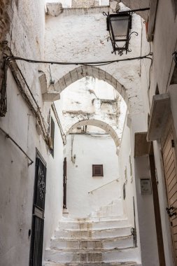 İtalya 'nın Ostuni şehrinin tarihi merkezinde güzel ve rahat beyaz sokaklar
