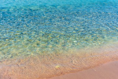 Pescoluse Sahili, Salento, Apulia, İtalya 'da güzel pembe kum ve kristal berrak su