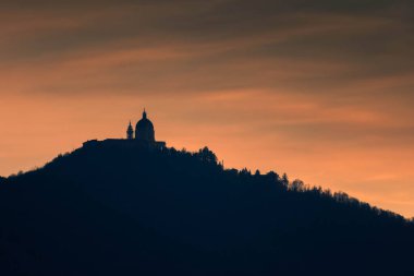 Superga Bazilikası 'nın silueti gün batımında bir tepenin üzerinde, İtalya