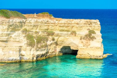 Salento, Apulia, İtalya 'nın berrak sularında Sant' Andrea 'nın güzel kayalıkları ve deniz yığınları