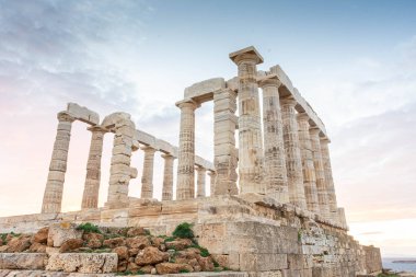 Gün batımında Cape Sounion 'daki Poseidon Tapınağı, Yunanistan' daki Ege Denizi üzerinde.