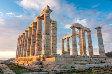 Gün batımında Cape Sounion 'daki Poseidon Tapınağı, Yunanistan' daki Ege Denizi üzerinde.