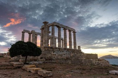 Gün batımında Cape Sounion 'daki Poseidon Tapınağı, Yunanistan' daki Ege Denizi üzerinde.