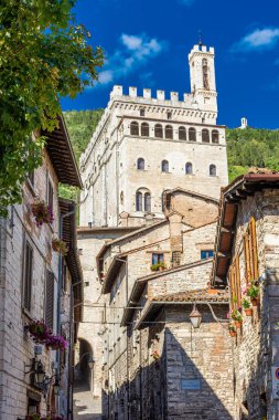 Orta İtalya 'nın başkenti Umbria' daki ortaçağ caddesinden Gubbio 'nun eski sarayının manzarası.