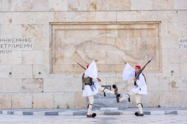 ATİNA, GREECE, 12 ARALIK 2021: Atina 'nın ulusal parlamento önündeki geleneksel muhafız değişimi