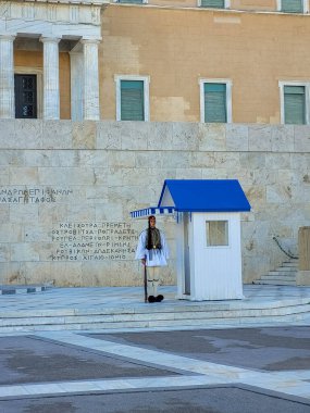 ATİNA, GREECE, 12 ARALIK 2021 Ulusal Parlamento önünde Atina 'nın geleneksel muhafız değişimi