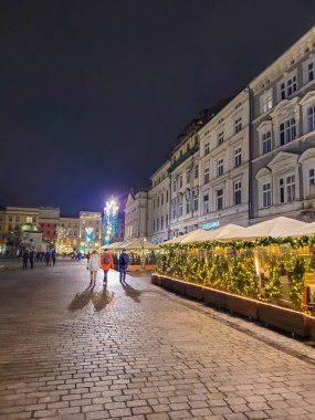 KRAKOW, POLAND, 7 HAZİRAN 2022: Rynek gece parlıyor