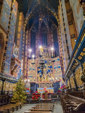 KRAKOW, POLAND, 7 HAZİRAN 2022: St Mary Bazilikasının İçi