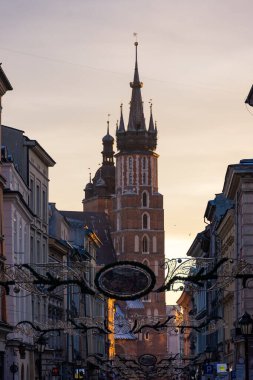 KRAKOW, POLAND, 7 HAZİRAN 2022: Eski kasabadaki Florianska caddesinden St. Mary Kilisesi manzarası