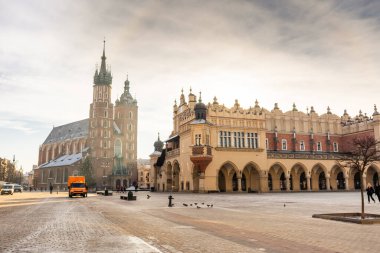 KRAKOW, POLAND, 7 HAZİRAN 2022: Rynek Glowny 'deki Aziz Mary Bazilikası üzerinde güzel bir gün doğumu