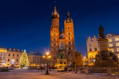 KRAKOW, POLAND, 7 HAZİRAN 2022: Rynek Glowny Meydanı 'ndaki St. Mary Bazilikası
