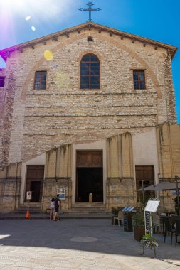 GUBBIO, ITALY, 6 AĞUSTOS 2021: Gubbio Kilisesi cephesi, iki farklı stilde inşa edilmiştir.