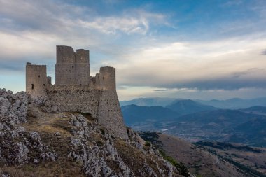 CALASCIO, İtalya, 8 AĞUSTOS 2021: Gran Sasso Ulusal Parkı 'ndaki Rocca Calascio Kalesi, Abruzzo