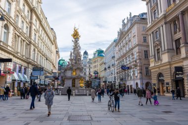 VIENNA, AUSTRIA, 19 Şubat 2022: Wiener Pestsaule (Veba Sütunu, Haşerat Sütunu) veya Dreifaltigkeitssaule (Trinity Sütunu), Graben caddesinde bir Barok anıtıdır.
