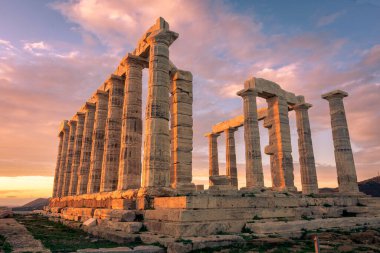 Gün batımında Cape Sounion 'daki Poseidon Tapınağı, Yunanistan' daki Ege Denizi üzerinde.