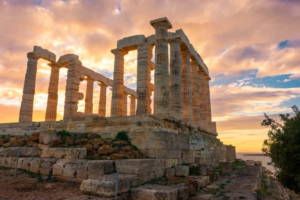 Gün batımında Cape Sounion 'daki Poseidon Tapınağı, Yunanistan' daki Ege Denizi üzerinde.