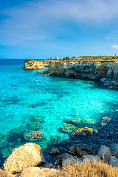 SALENTO, İtalya, 11 AĞUSTOS 2021: Apulia 'nın güzel kristal berraklığı kayalıklardan ve Sant' Andrea 'nın deniz yığınlarından