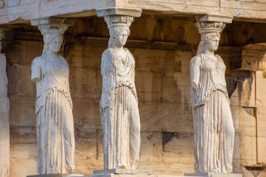 Yunanistan 'ın başkenti Atina' daki Caryatides ve kadın heykelleri