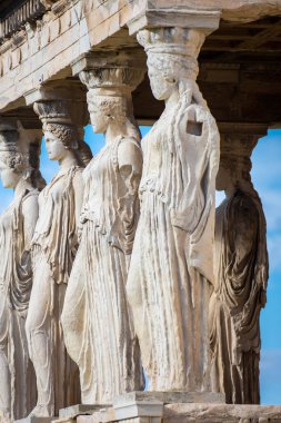 Yunanistan 'ın başkenti Atina' daki Caryatides ve kadın heykelleri