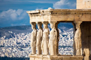Yunanistan 'ın başkenti Atina' daki Caryatides ve kadın heykelleri