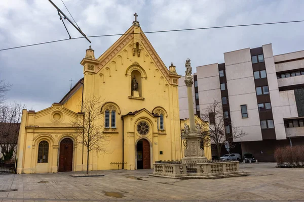 Żółty Kościół Historycznego Centrum Bratysławy Słowacja — Zdjęcie stockowe