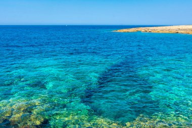 Salento, Apulia, İtalya 'daki Porto Selvaggio Doğal Rezervi' nde inanılmaz berrak su