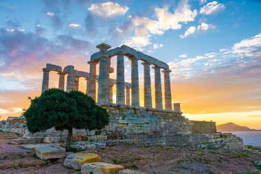 Gün batımında Cape Sounion 'daki Poseidon Tapınağı, Yunanistan' daki Ege Denizi üzerinde.