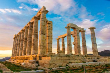 Gün batımında Cape Sounion 'daki Poseidon Tapınağı, Yunanistan' daki Ege Denizi üzerinde.