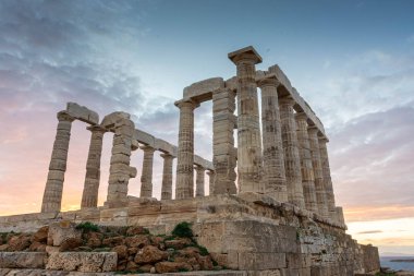 Gün batımında Cape Sounion 'daki Poseidon Tapınağı, Yunanistan' daki Ege Denizi üzerinde.
