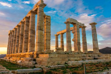Gün batımında Cape Sounion 'daki Poseidon Tapınağı, Yunanistan' daki Ege Denizi üzerinde.