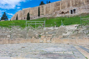 ATENS, GREECE, 12 ARALIK 2021: Akropolis 'teki Antik Dyonisus Tiyatrosu