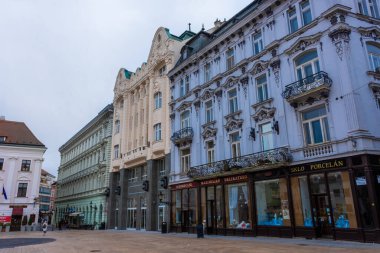 BRATISLAVA, SLOVAKIA, 21 Şubat 2022: Tarihi merkezde sokak