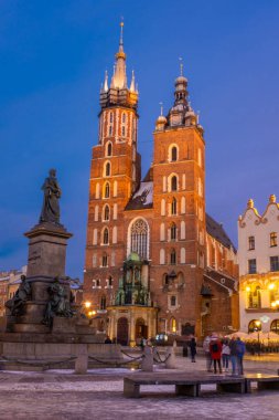 KRAKOW, POLAND, 7 HAZİRAN 2022: Rynek Glowny Meydanı 'ndaki St. Mary Bazilikası
