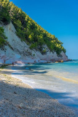 SIROLO, İtalya, 23 HAZİRAN 2021: Marche Bölgesi 'ndeki Conero Dağı' nın aşağısındaki güzel Sassi Neri Sahili