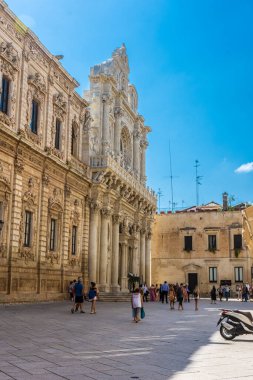 LECCE, ITALY, 19 AĞUSTOS 2021: Tarihi merkezde Santa Croce Meydanı
