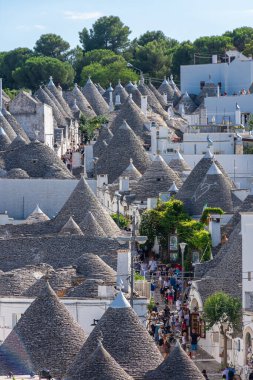ALBEROBELLO, İtalya, 19 AĞUSTOS 2021: Alberobello 'da, Puglia, güney İtalya' da tipik evleri 