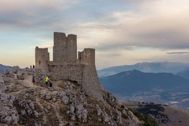 CALASCIO, İtalya, 8 AĞUSTOS 2021: Gran Sasso Ulusal Parkı 'ndaki Rocca Calascio Kalesi, Abruzzo