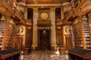 Vienna, AUSTRIA, 19 Şubat 2022: Avusturya Ulusal Kütüphanesi - Hofburg Sarayı 'nda bulunan eski Barok kütüphanesi. Bir sürü kitabı olan Büyük Salon.