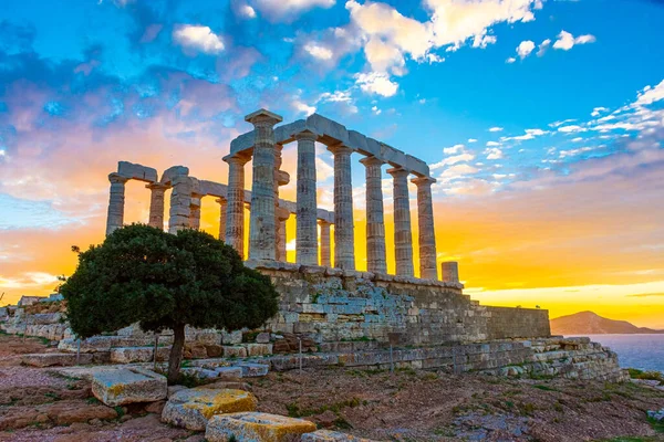 Gün batımında Cape Sounion 'daki Poseidon Tapınağı, Yunanistan' daki Ege Denizi üzerinde.