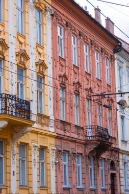 Bratislava tarihi merkezi Slovakya 'daki sarayların renkli cepheleri