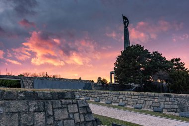 Slovakya, Bratislava 'daki Slavin Anıtı' nda gün batımı, Sovyet askerlerini andırıyor.
